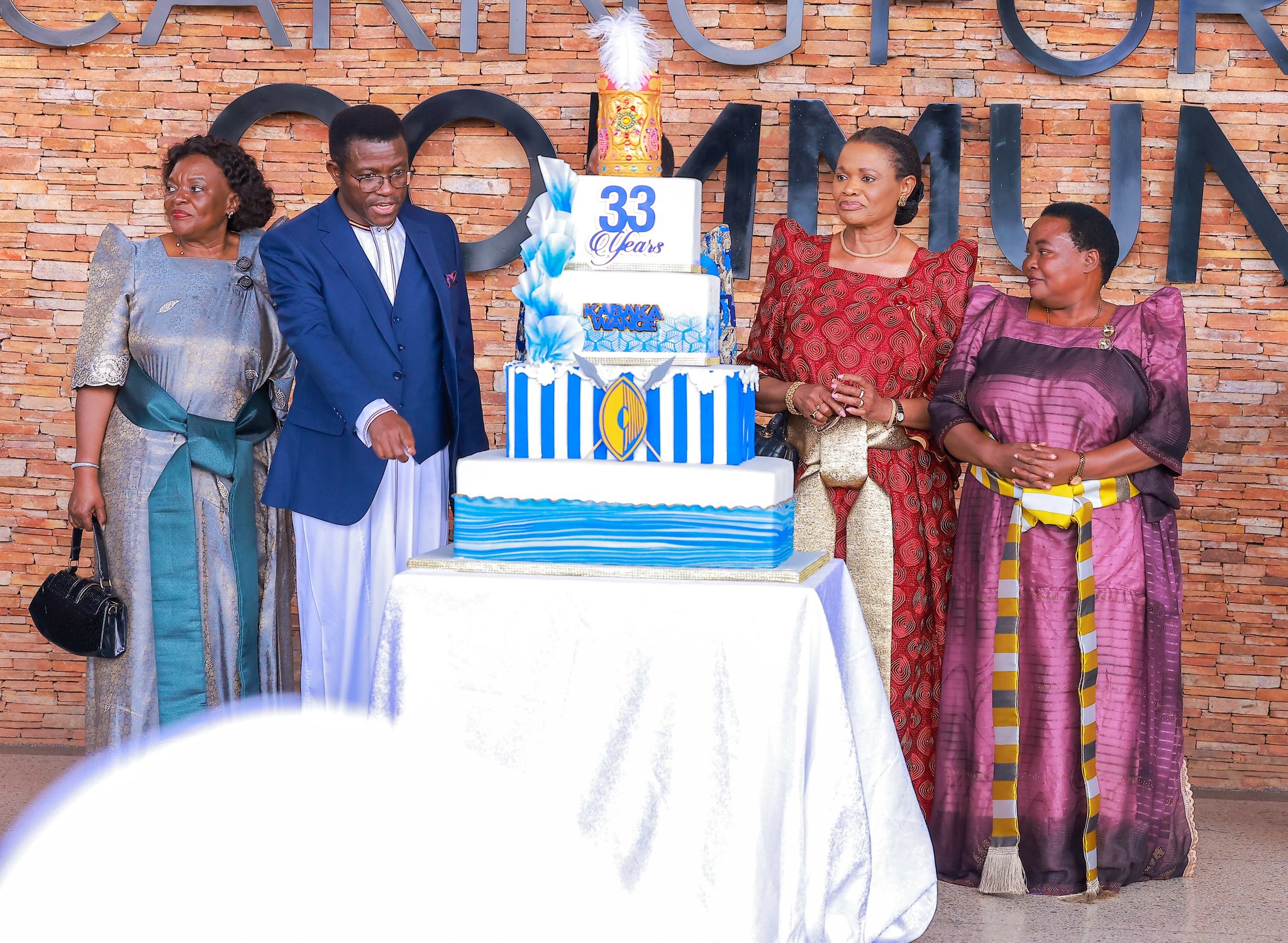 Cutting cake at Amattikira